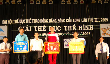 Lãnh đạo Trung tâm TDTT TP. Mỹ Tho nhận giải Ba toàn đoàn tại Đại hội TDTT Đồng bằng sông Cửu Long lần thứ  III - 2009.