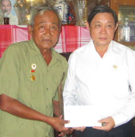 Ông Trần Tuấn Hùng, đại diện               Công ty TNHH Xổ số kiến                       thiết trao số tiền 20 triệu đồng                 