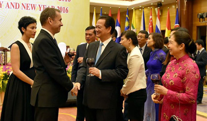 Tối 10-1, tại Hà Nội, Thủ tướng Chính phủ Nguyễn Tấn Dũng và Phu nhân đã chủ trì chiêu đãi chào mừng Cộng đồng ASEAN và Năm mới Bính Thân 2016.