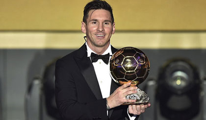 Messi với Quả bóng vàng lần thứ 5 trong sự nghiệp. (Ảnh: Getty)