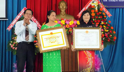 Ông Phạm Văn Khanh, Phó Giám đốc Sở GD-ĐT trao Quyết định công nhận  Trường Mầm non 3-2 đạt chuẩn Quốc gia và đạt chuẩn chất lượng giáo dục mức độ 1.
