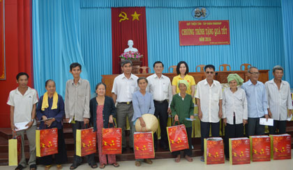Trao quà cho người dân tại huyện Tân Phước.