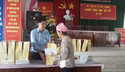Trao quà tại xã Lương Hòa Lạc, huyện Chợ Gạo.