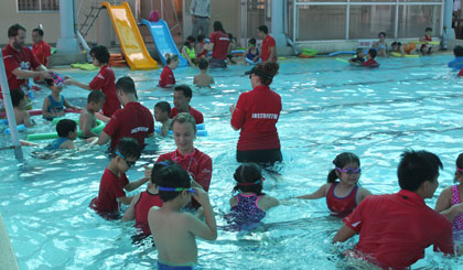 Các HLV đến từ Tây Úc tận tình dạy bơi  cho trẻ em, học sinh  TP. Mỹ Tho.
