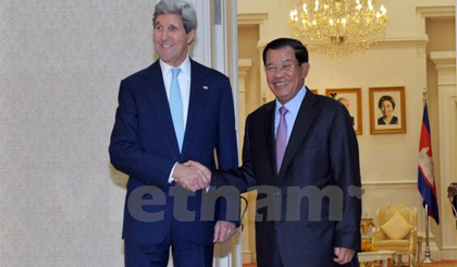Thủ tướng Campuchia Hun Sen tiếp Ngoại trưởng Mỹ John Kery tại Cung Hòa Bình. (Ảnh: Trần Chí Hùng/Vietnam+)