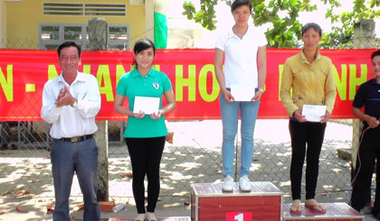 Ông Đỗ Văn Tịch, Giám đốc Trung tâm Văn hóa - Thể thao huyện Cai Lậy trao thưởng cho các VĐV đạt thứ hạng cao môn đẩy gậy nữ.