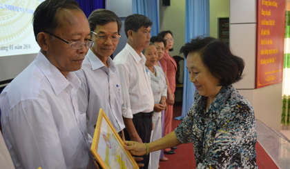 Bà Đồng Thị Bạch Tuyết, Chủ tịch Hội Khuyến học tỉnh trao bằng khen cho các tập thể.