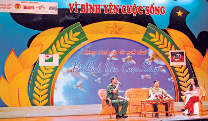 Đại úy Nguyễn Thanh Tuấn (bên trái) tham gia giao lưu trong  Chương trình giao lưu nghệ thuật “Vì bình yên cuộc sống”  được tổ chức tại Hà Nội.