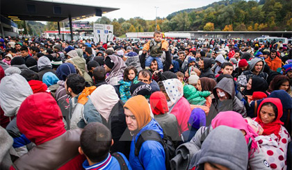 Người di cư chờ xe buýt sau khi vượt qua biên giới Áo- Slovenia ở khu vực Spielfeld. Nguồn: AFP/TTXVN