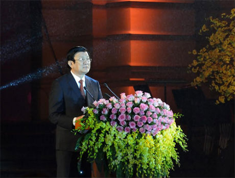 Chủ tịch nước Trương Tấn Sang chúc Tết kiều bào. Ảnh: qdnd.vn