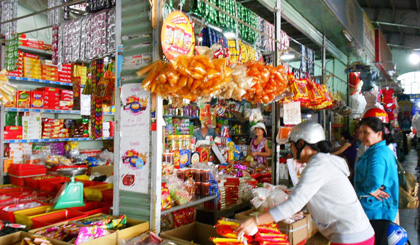 Người dân bắt đầu mua sắm tết tại chợ Cai Lậy.