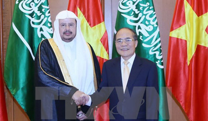 Chủ tịch Quốc hội Nguyễn Sinh Hùng đón và hội đàm với Chủ tịch Quốc hội Vương quốc Saudi Arabia Abdullah Bin Mohammed Bin Ibrahim Al-Sheikh. Ảnh: Nhan Sáng/TTXVN