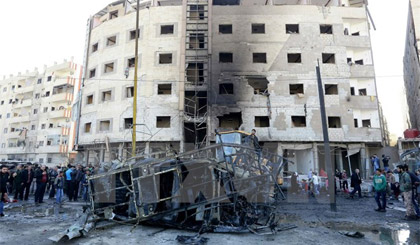 Hiện trường vụ đánh bom kép tại thủ đô Damascus của Syria. Ảnh: AFP/TTXVN