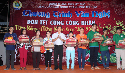 Ông Nguyễn Văn Vững trao tặng quà cho các công nhân khó khăn