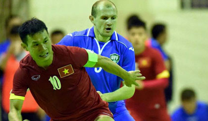 ĐT Futsal Việt Nam (đỏ) có trận hòa đáng khen với Uzbekistan. Ảnh: Tú Trần