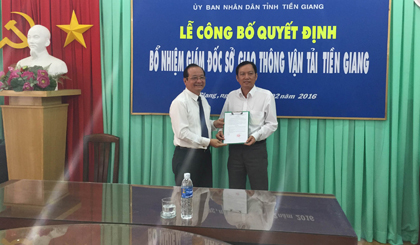 Ông Trần Thanh Đức, Phó Chủ tịch UBND tỉnh trao Quyết định bổ nhiệm cho ông Trần Văn Bon