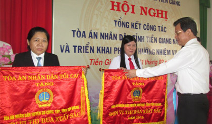 Được sự ủy quyền, ông Lê Hồng Quang trao Cờ Thi đua xuất sắc của TAND Tối cao cho 2 đơn vị.