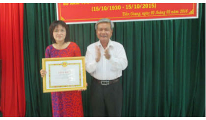 Ông Trần Long Thôn, Ủy viên Ban Thường vụ Tỉnh ủy, Trưởng Ban Dân vận Tỉnh ủy trao giấy khen cho cá nhân đạt giải nhất cuộc thi.