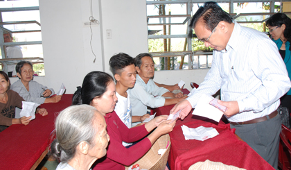 Phó Bí thư Tỉnh ủy Võ Văn Bình thăm, tặng quà tết cho hộ nghèo của xã Hội Xuân, huyện Cai Lậy.