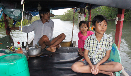 Chiếc ghe nhỏ là mái nhà che nắng che mưa của anh Bùi Thanh Phong  và gia đình.