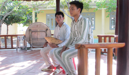Phạm nhân Võ Văn Bằng và Nguyễn Văn Minh chia sẻ cảm xúc của mình khi tết đến.