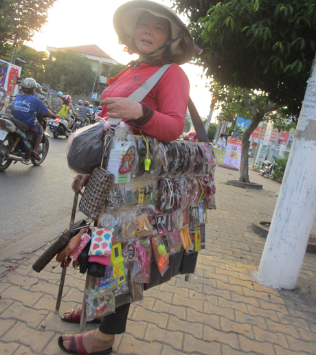 Chị Trần Thị Tình (Nghĩa Hành, Quảng Ngãi) 15 năm vai mang nặng hàng hóa, đi bộ để bán.
