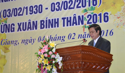 Đồng chí Nguyễn Văn Danh, Ủy viên Ban Chấp hành Trung ương Đảng, Bí thư Tỉnh ủy ôn lại truyền thống vẻ vang của Đảng Cộng sản Việt Nam trong 86 năm qua tại buổi họp mặt.