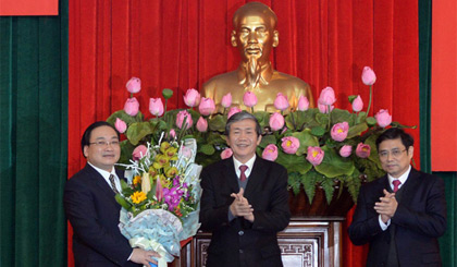 Đồng chí Đinh Thế Huynh (đứng giữa) và đồng chí Phạm Minh Chính (bên phải) chúc mừng tân Bí thư Thành ủy Hà Nội Hoàng Trung Hải. Ảnh: TH