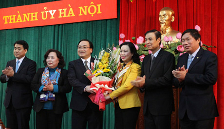 Đại diện Ban Thường vụ Thành ủy và Ủy ban MTTQ Thành phố Hà Nội chúc mừng Tân Bí thư Thành ủy Hà Nội Hoàng Trung Hải. Ảnh: TH