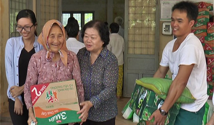 Bà Trương Mỹ Hoa, nguyên Phó Chủ tịch nước trao tặng quà cho gia đình chính sách, hộ nghèo.