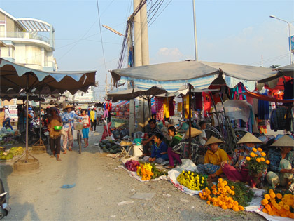 Kinh doanh, buôn bán ở khu vực trước cổng chợ Hòa Khánh (Ảnh chụp vào chiều 1-2-2016).
