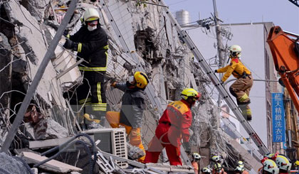 Nhân viên cứu hộ nỗ lực cứu các nạn nhân bị mắc kẹt trong những đống đổ nát sau trận động đất. Nguồn: THX/TTXVN