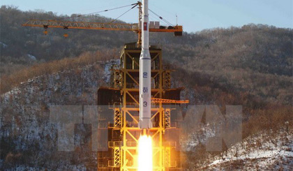 Tên lửa Unha-3 của CHDCND Triều Tiên mang theo vệ tinh Kwangmyongsong-3 rời bệ phóng ở Cholsan, tỉnh Bắc Pyongan, ngày 12-12-2012. Nguồn: AFP/TTXVN