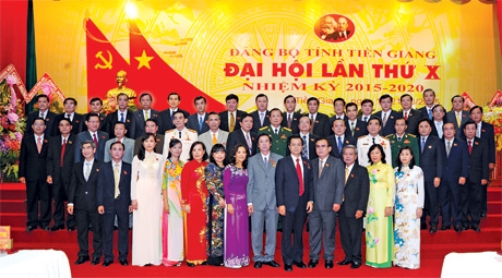 Ban Chấp hành Đảng bộ tỉnh Tiền Giang Khóa X, nhiệm kỳ 2015 - 2020 ra mắt tại Đại hội. Ảnh: Duy Sơn