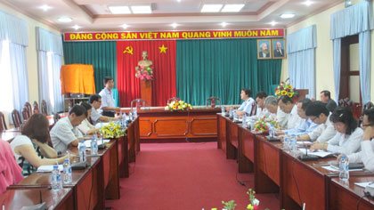 Ông Trần Văn Tấn, Phó trưởng Đoàn ĐBQH tỉnh phát biểu tại buổi họp