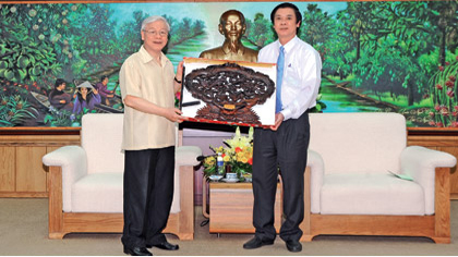 The comrades of the Provincial Standing Committee welcomed General Secretary Nguyen Phu Trong.