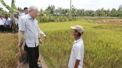 Party General Secretary Nguyen Phu Trong in Giong Trom district (Source: VNA)
