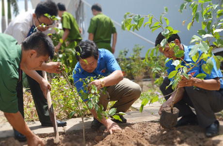 Đoàn viên Báo Ấp Bắc tham gia trồng cây xanh  tại Đồn Biên phòng Phú Tân, huyện Tân Phú Đông. 