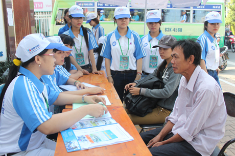 Các chiến sĩ tình nguyện Trường Đại học Tiền Giang nhiệt tình tham gia Chương trình “Tiếp sức mùa thi”.