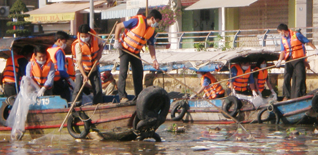 Ra quân thực hiện Công trình “Bảo vệ dòng sông  quê hương”, vớt rác trên sông Bảo Định.
