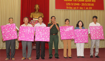 Đại tá Huỳnh Văn Ba, Phó Chỉ huy trưởng Bộ CHQS tỉnh tặng quà cho cán bộ ngành Tài chính LLVT tỉnh đã nghỉ hưu.