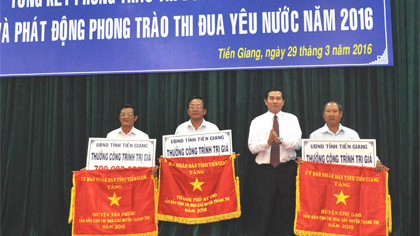 Chairman of the Provincial People’s Committee Le Van Huong gave the Emulation to collectives and individuals.