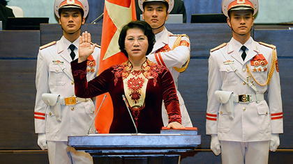National Assembly chair Nguyen Thi Kim Ngan pledges allegiance to the motherland, people and constitution of Vietnam as she takes the oath of office.