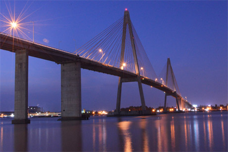 Cầu Rạch Miễu nằm trên địa phận TP. Mỹ Tho, nối 2 tỉnh Tiền Giang và Bến Tre.