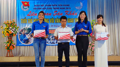 Chị Nguyễn Thị Uyên Trang, Bí thư Tỉnh đoàn tuyên dương giới trẻ  tại liên hoan “Tuổi trẻ học đường với văn hóa giao thông”.
