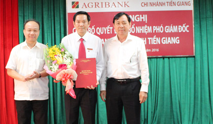 Ông Tiết Văn Thành  trao Quyết định bổ nhiệm cho tân Phó Giám đốc Agribank Tiền Giang - ông Trương Văn Đoàn.