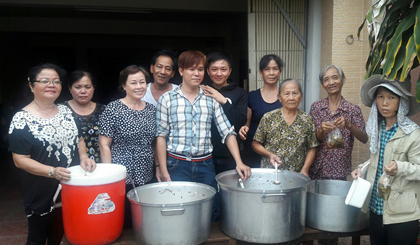 Chị Nguyễn Thị Nghiệm (đứng thứ 3 từ trái sang phải) với các chị em trong nhóm.