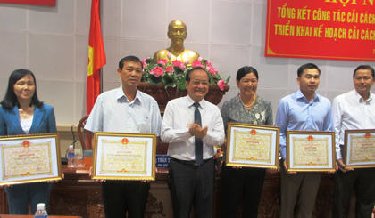 Ông Trần Thanh Đức, Phó Chủ tịch UBND tỉnh tặng Cờ thi đua và Bằng khen của UBND tỉnh cho các đơn vị.