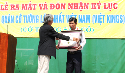 ông Trần Như Bá (tay phải) trao chứng nhận về bộ cờ tướng lớn nhất đạt Kỷ lục Việt Nam (Việt Kings).JPG
