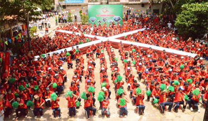 Học sinh trường THPT Chuyên Tiền Giang cổ vũ cho Nguyễn Trọng Nhân tại vòng chung kết Đường lên đỉnh Olympia 2014.